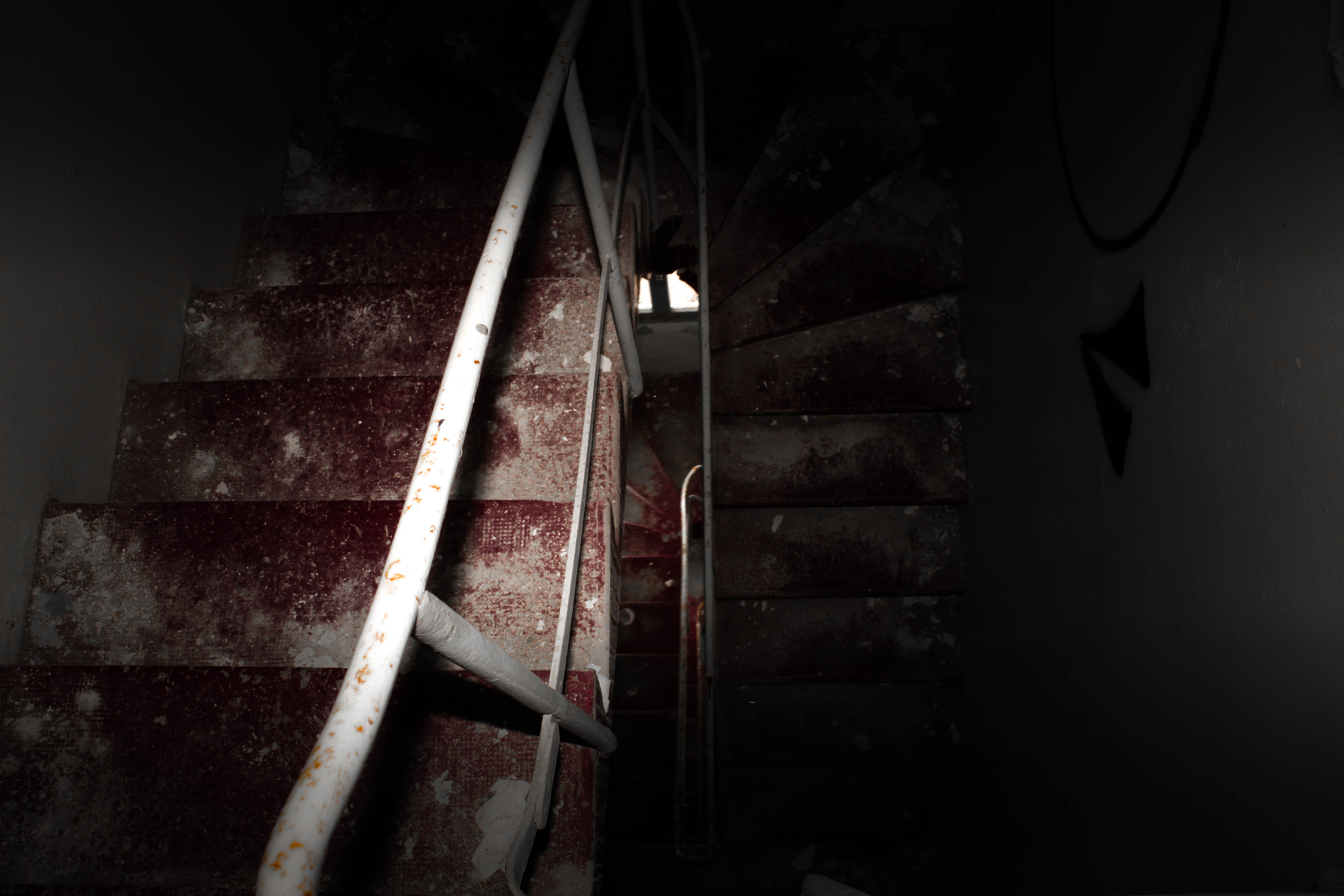 Urbex sanatorium Leysin, escaliers rouges